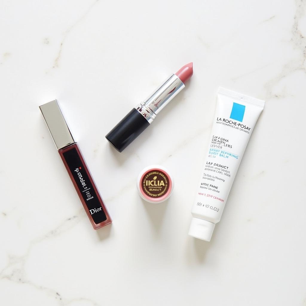 Ba thỏi son dưỡng có màu và không màu từ các thương hiệu uy tín như Dior, La Roche-Posay được sắp xếp đẹp mắt trên nền trắng. 